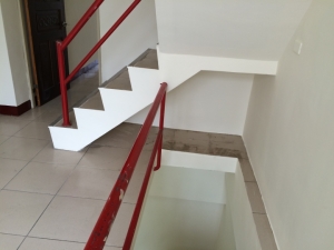 二樓樓梯下